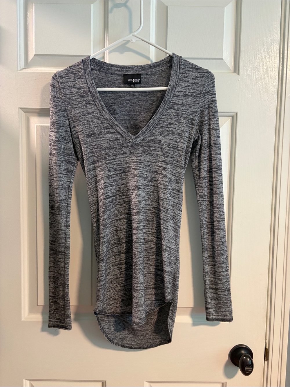 Wilfred Free Heather Gray V-Neck Long Sleeve Tee with Open Back Slit